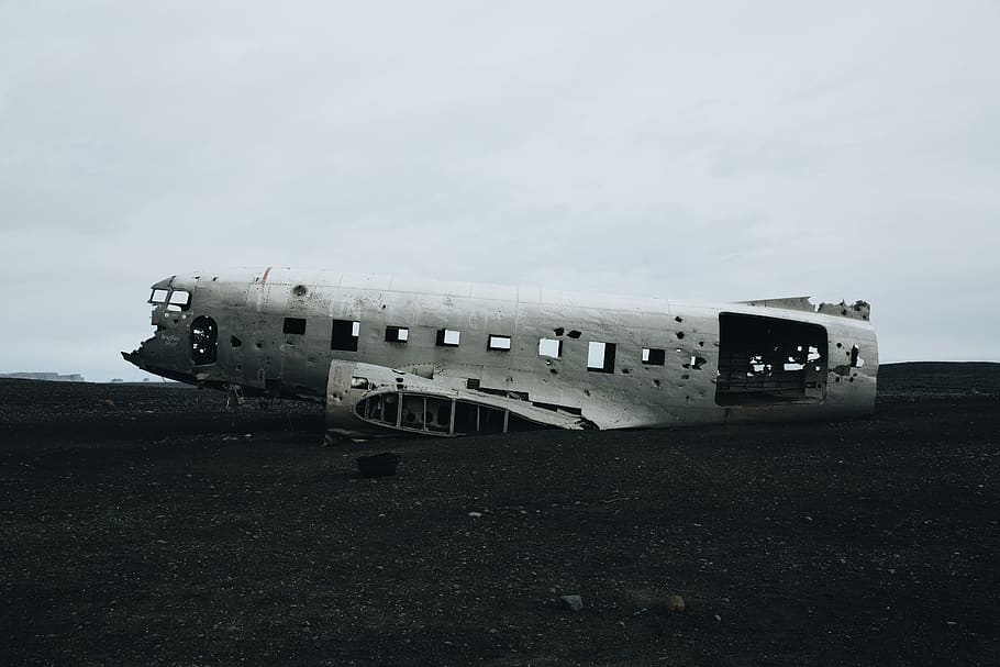 white airplane, wreck, crash, beach, wreckage, horizon, sky, sand HD wallpaper
