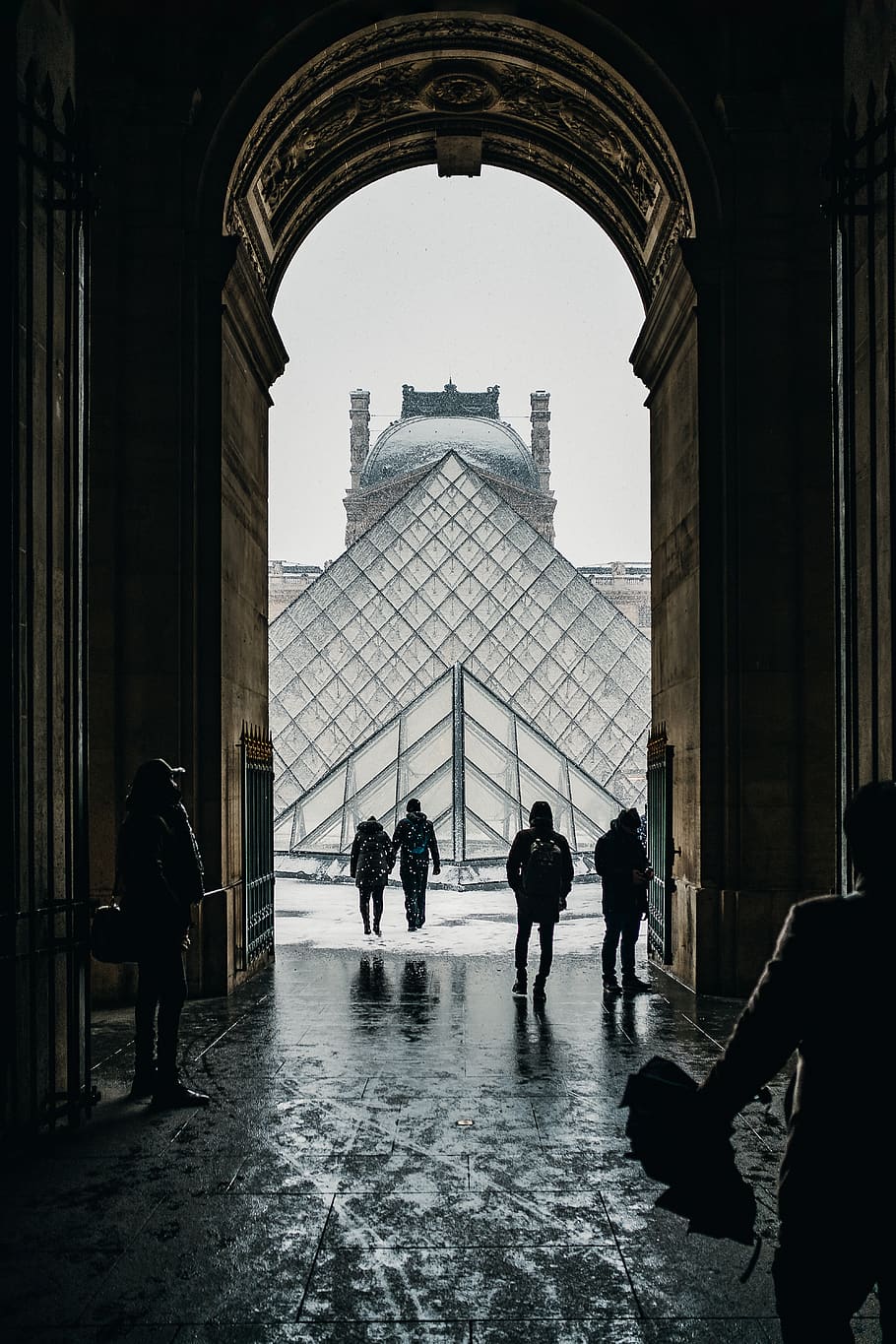 people walking under arch, architecture, group of people, built structure HD wallpaper