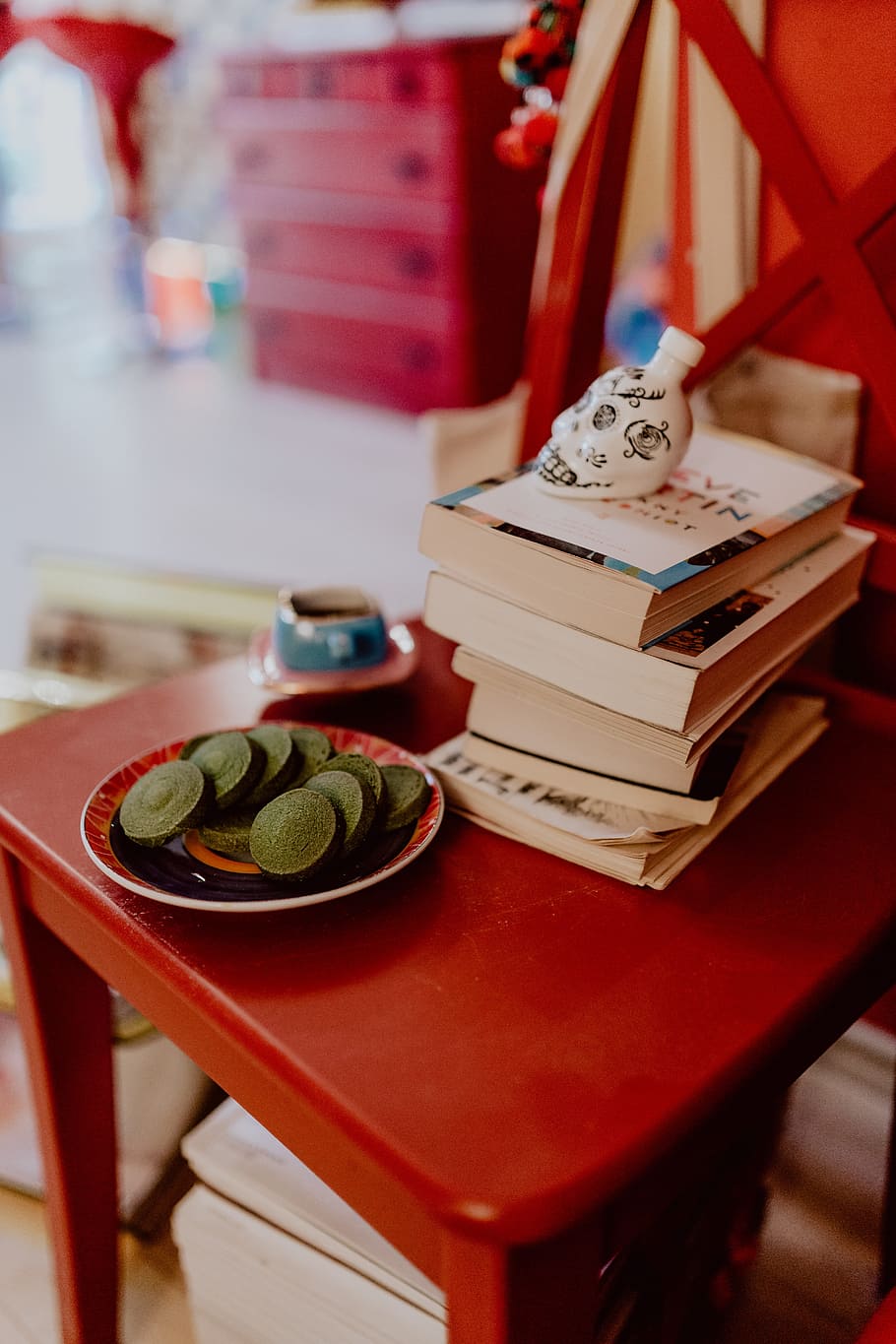 3 books 2 table. Книга обед. Table visit в ресторане что это. Book Room and Coffee. Фокус книга на краю стола.