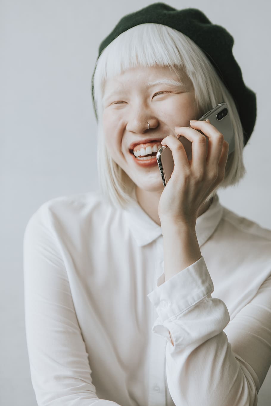 Woman Wearing White Button-up Long-sleeved Shirt Holding Iphone X HD wallpaper