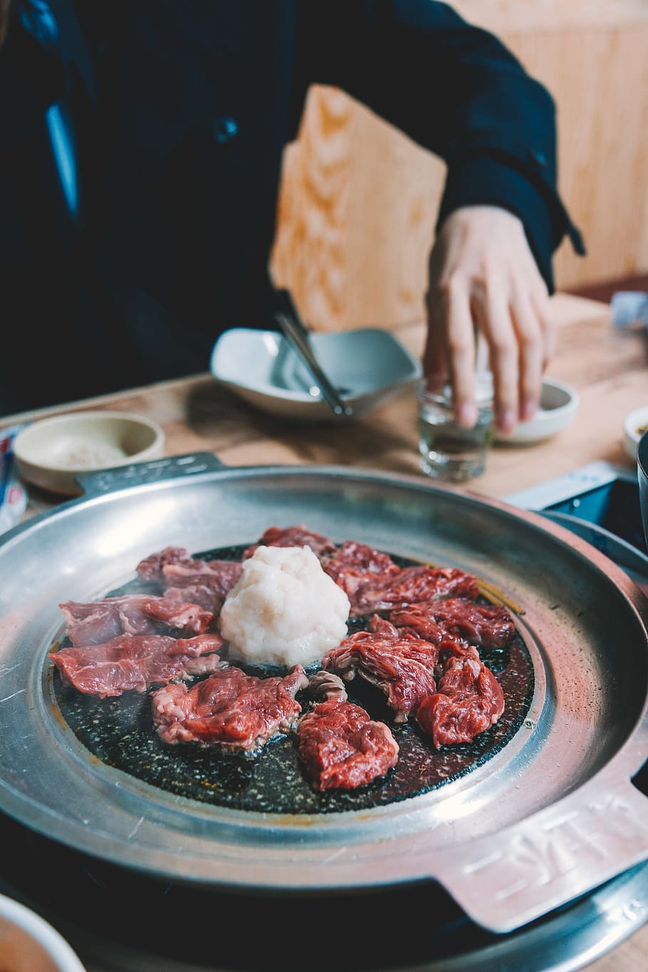 grilled meat on tray, dish, meal, food, person, human, pottery HD wallpaper