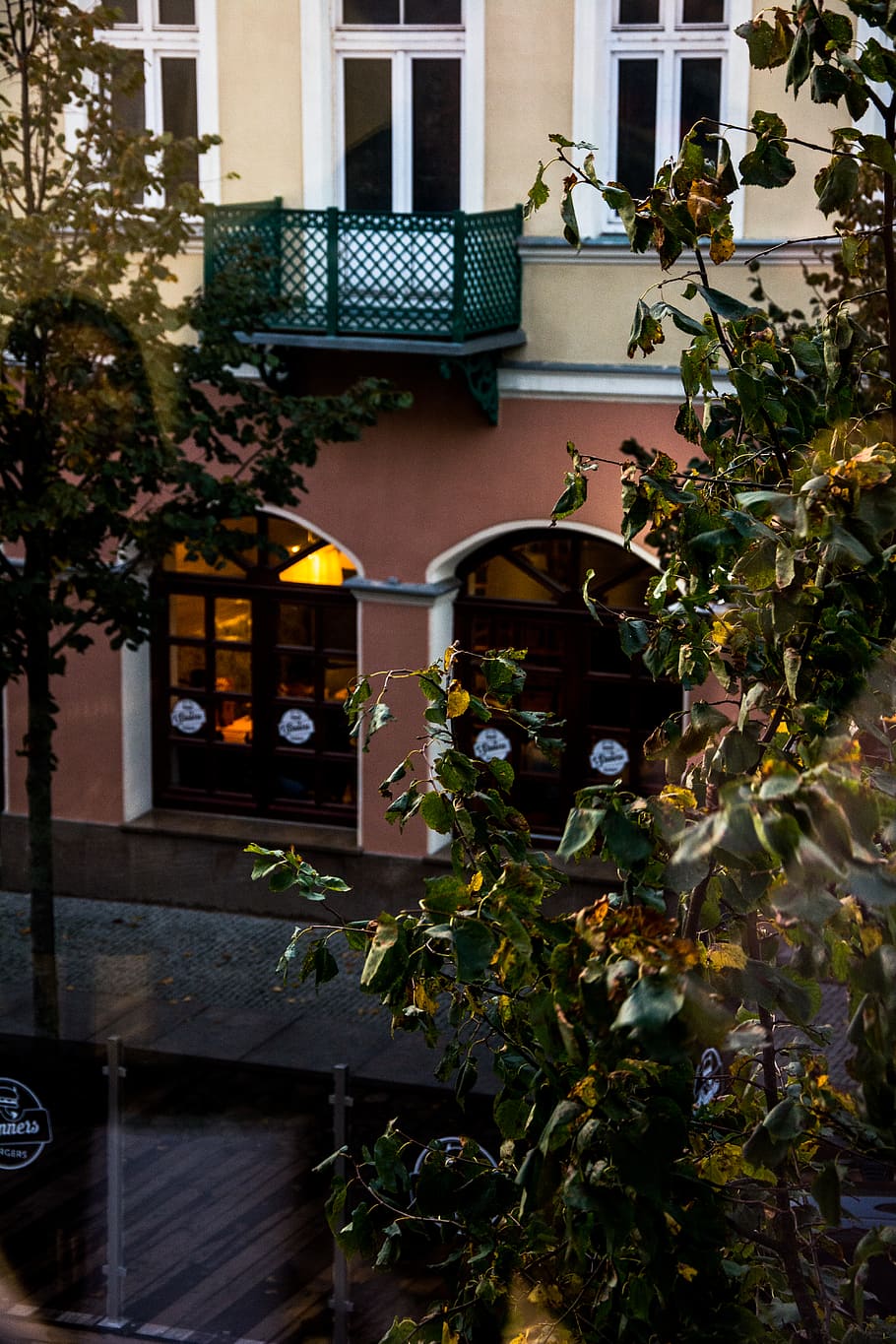 lithuania, klaipėda, senamiestis, autumn, cafe, window, city, HD wallpaper