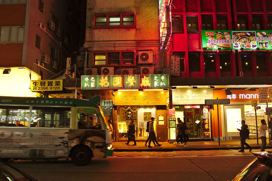 bus passing through building during nighttime, city, building exterior HD wallpaper