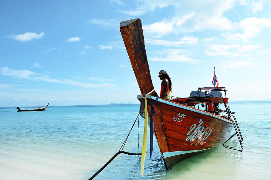 Brown Boat Docked at the Seaside Under the Clear Blue Skies, beach HD wallpaper