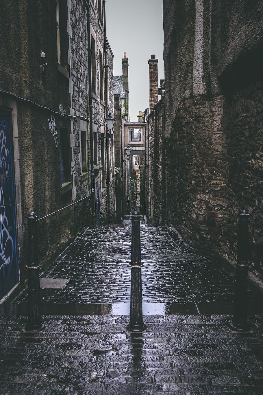 empty pathway surrounded by buildings, architecture, built structure HD wallpaper