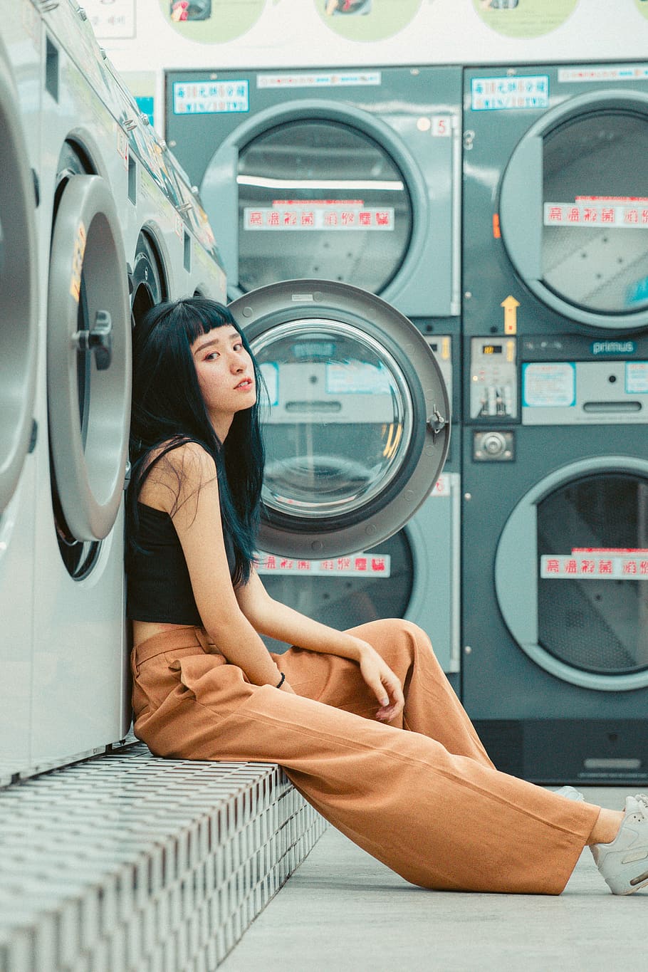 woman, female, washing machine, laundromat, launderette, laundry