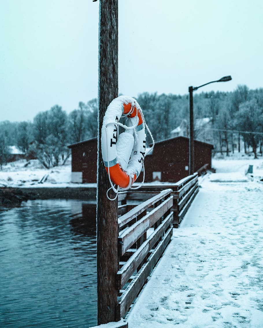 Life Ring on Wooden Pole By Dock, lifebuoy, water, winter, snow, HD wallpaper
