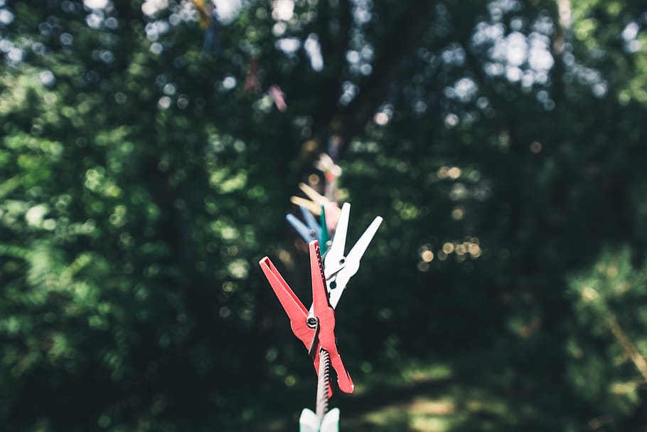 clips on rope, clothespin, nature, outdoors, smoke, blur, bokeh HD wallpaper