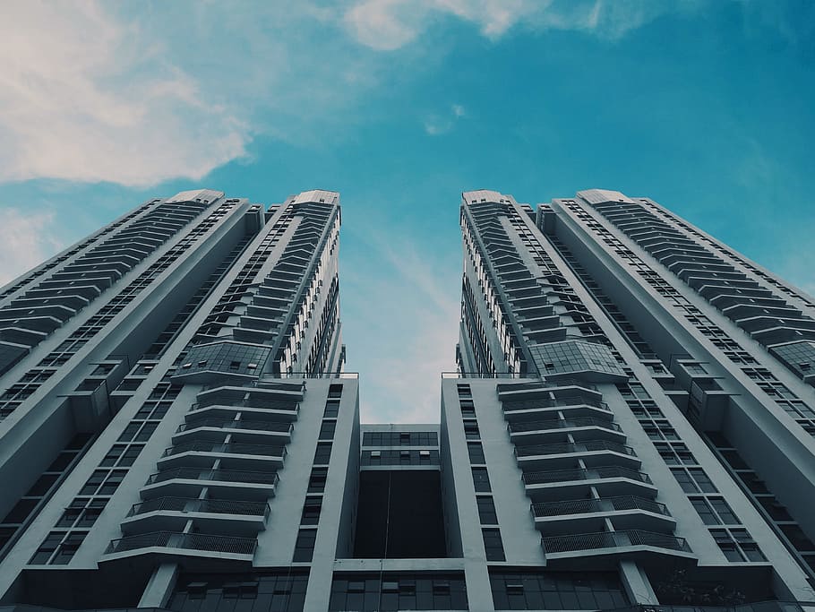 gray concrete building under blue sky at daytime, skyscraper HD wallpaper