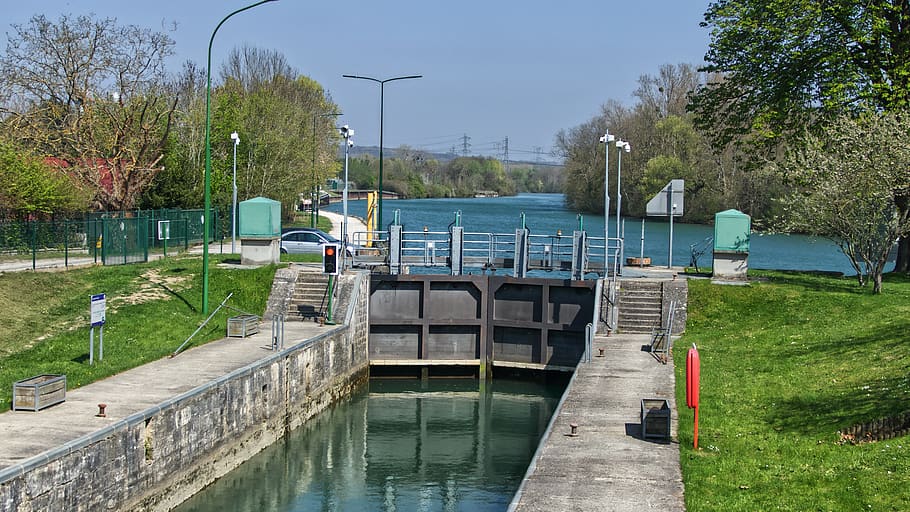 canal with gate closed during daytime, water, outdoors, waterfront HD wallpaper