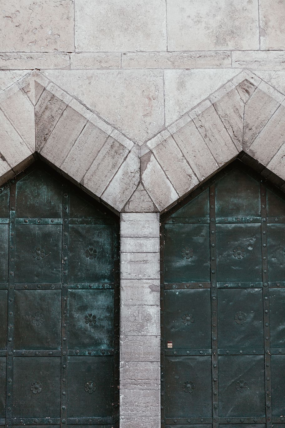 closeup photo of black doors, building, gate, arch, architecture HD wallpaper