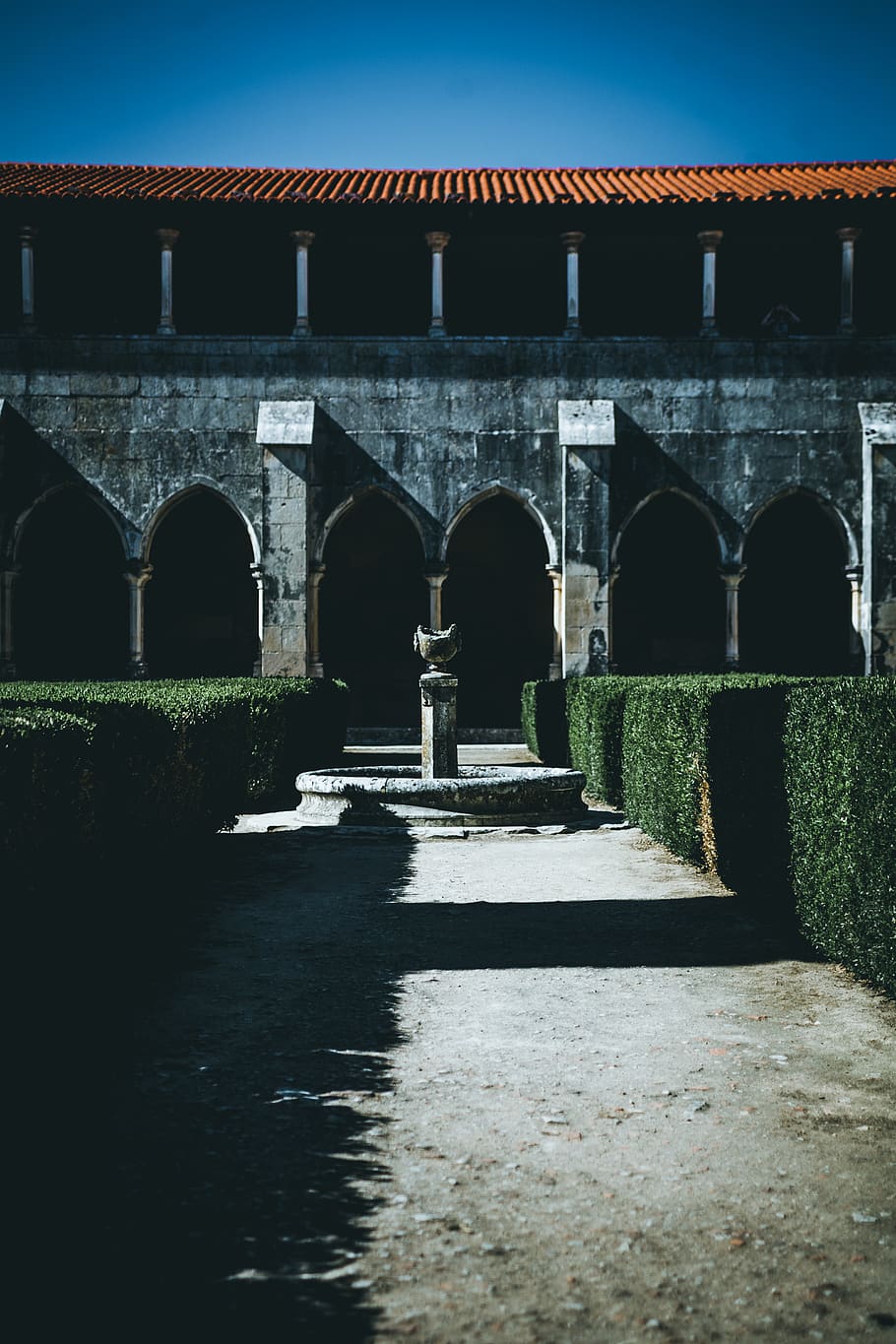gray concrete arch, building, architecture, arched, hedge, fence HD wallpaper
