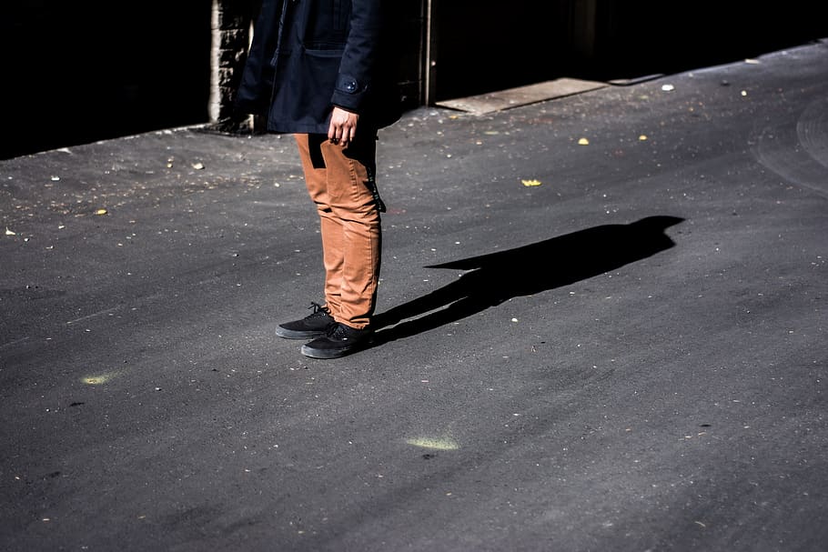 legs, shoes, shadow, alone, person, street, isolated, waiting HD wallpaper