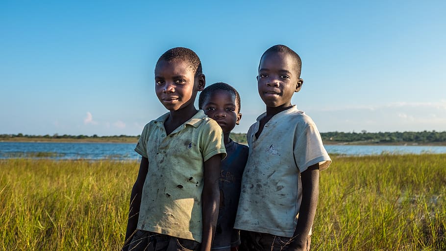 Lake boys. Три мальчика на озере Танганьика. Братья Африки. Три брата Африка. Африканских братьев.