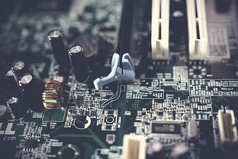 Tilt-shift Photography of Motherboard, blur, capacitors, chips HD wallpaper