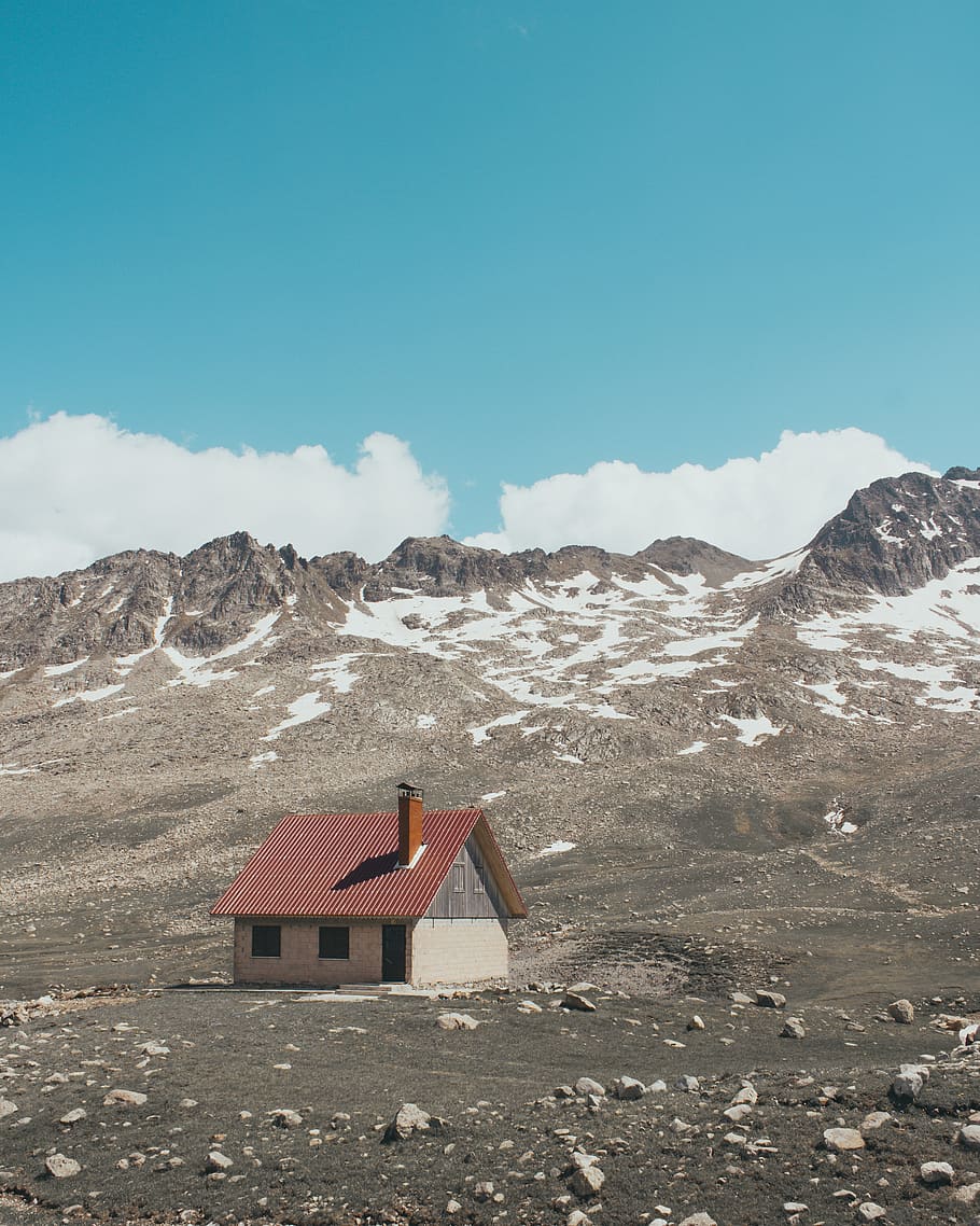 White and Brown House Near Mountains, adventure, altitude, blue sky HD wallpaper