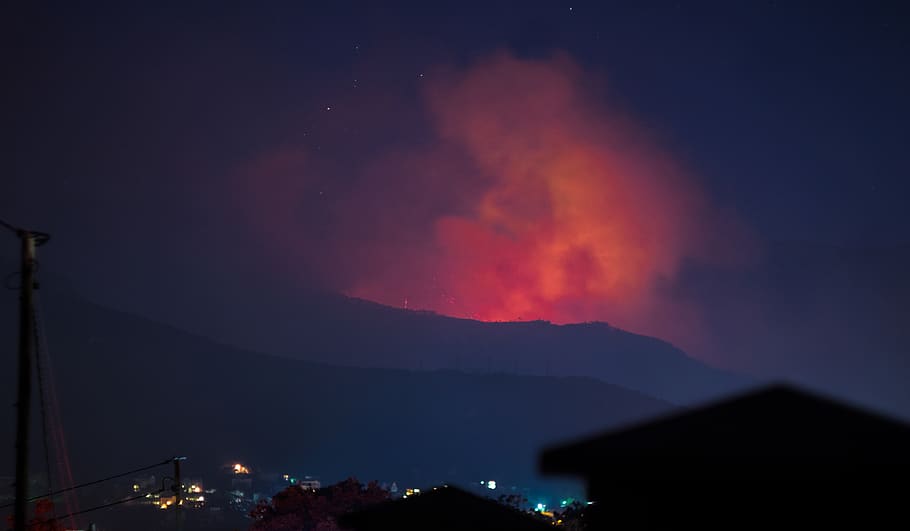 yalta, forest fire, crimea, night, smoke, glow, clouds of smoke HD wallpaper