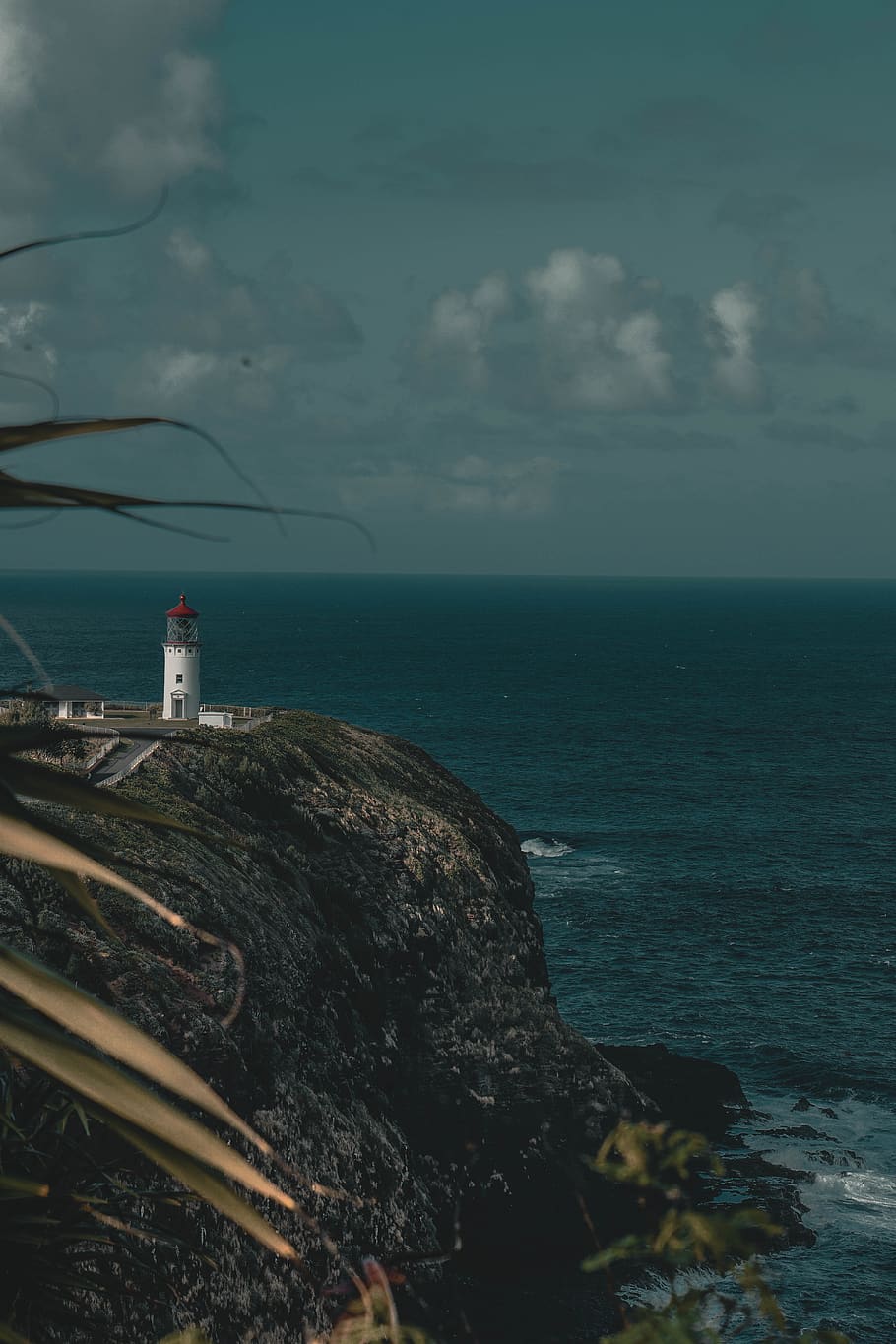 lighthouse and silo on cliff, sea, water, sky, horizon, horizon over water HD wallpaper