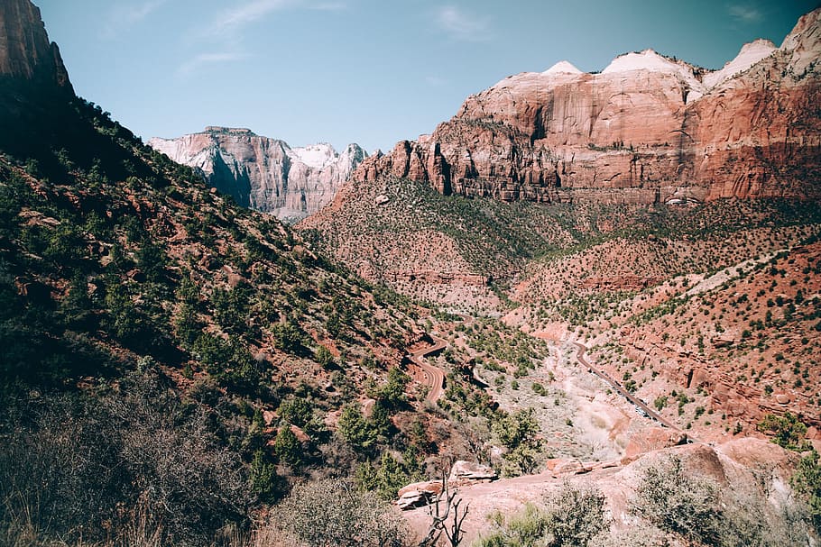 A curvy highway on route 66 in grand canyon surrounded by peaks and trees HD wallpaper