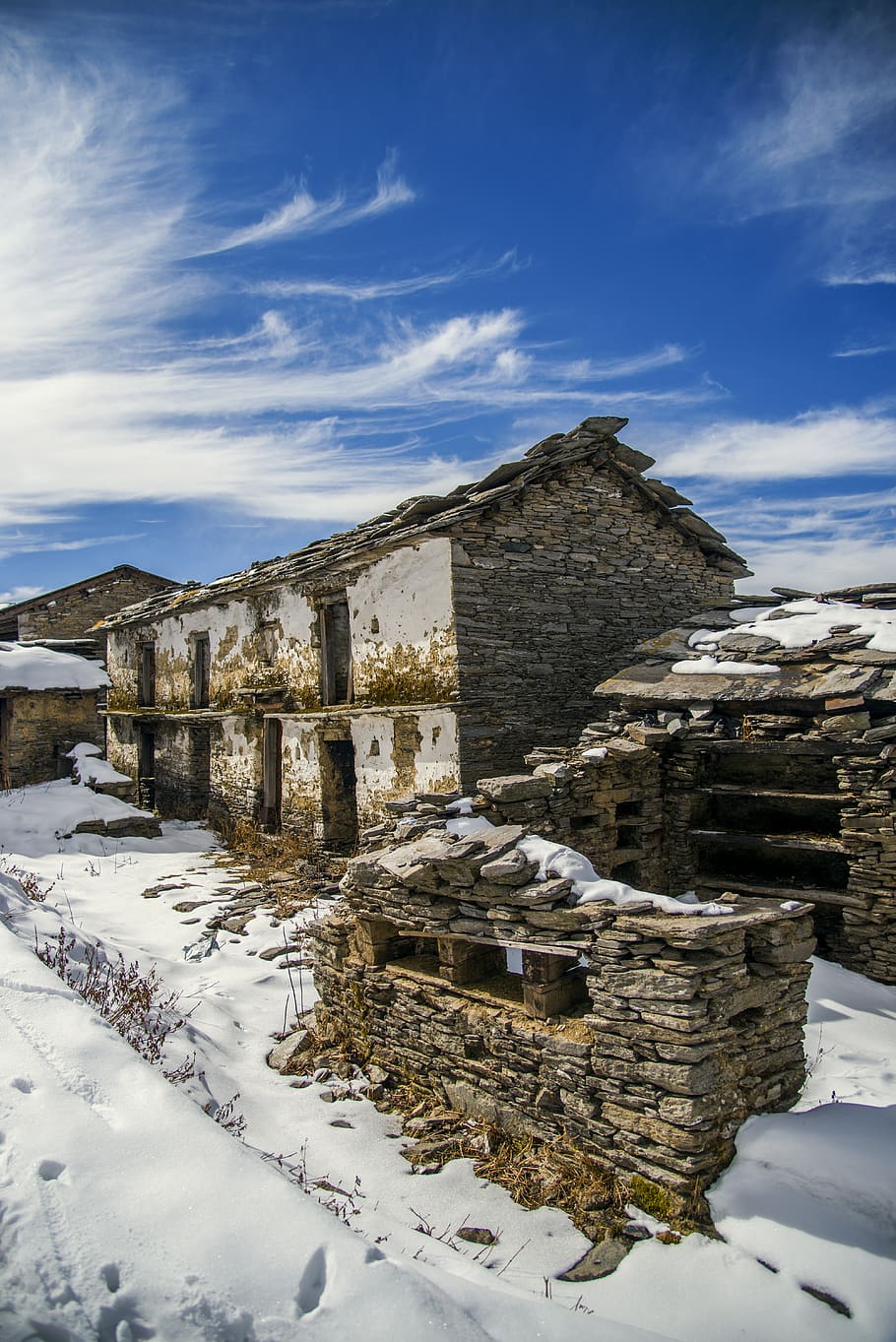 Ruined House on Snow Field, buildings, clouds, cold, daylight HD wallpaper