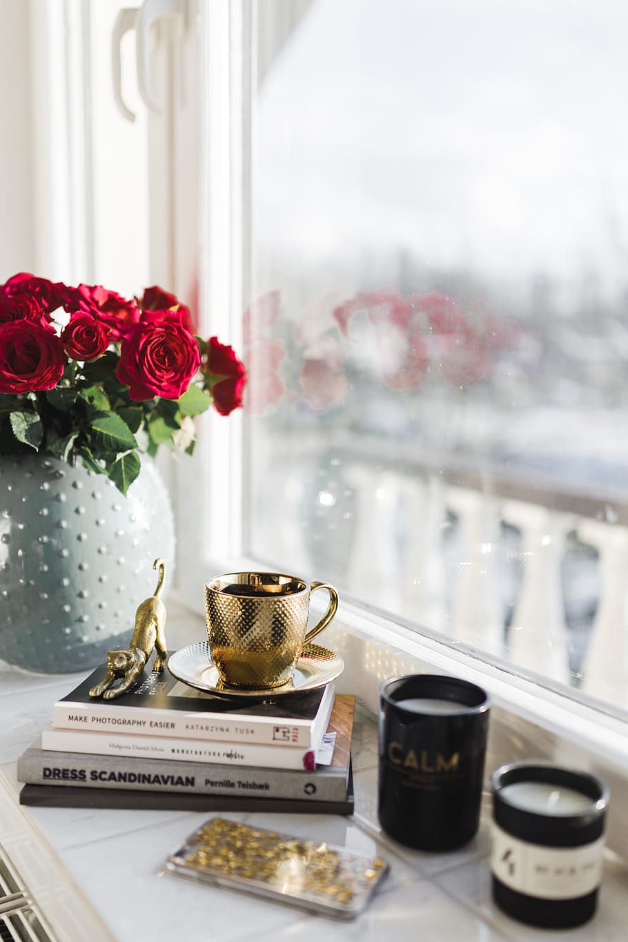 Gold cup of coffee and red roses bouqet, flowers, interior, essentials HD wallpaper