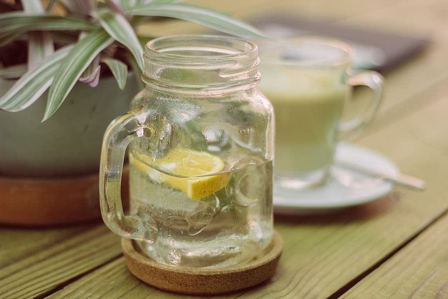 clear glass mug with slice lemon inside, food and drink, refreshment HD wallpaper