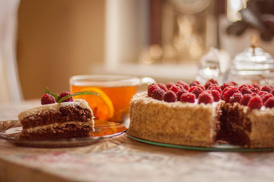 dessert cake on plate, plant, raspberry, fruit, food, sweets HD wallpaper