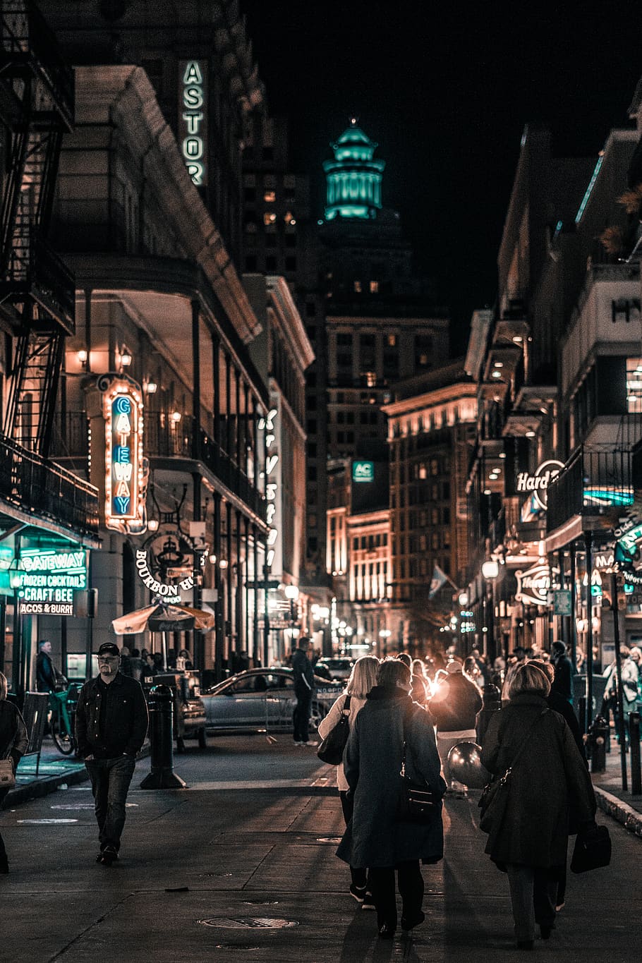 people on road at night, architecture, building exterior, illuminated HD wallpaper