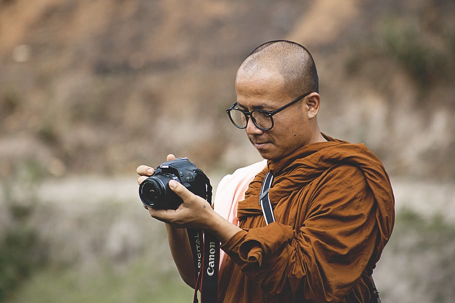 man looking on black DSLR camera on hands, person, photographer HD wallpaper