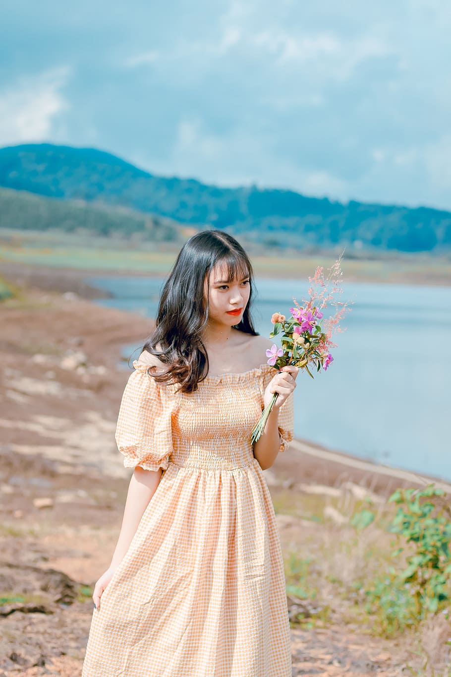 Shallow Focus Photography of Woman in Beige Off-shoulder Dress Holding Bouquet of Flowers HD wallpaper