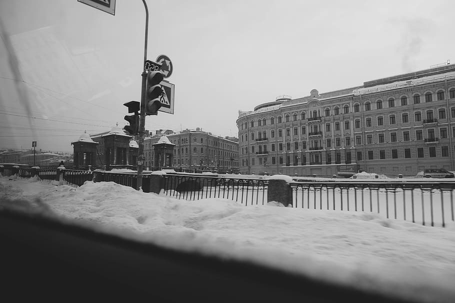 gray concrete building under cloudy sky, light, traffic light HD wallpaper