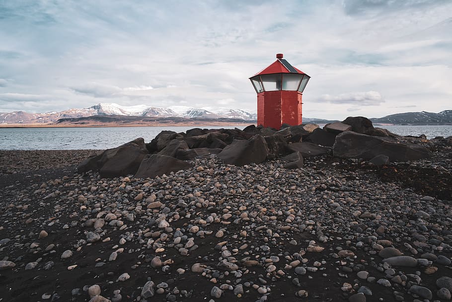 red light post near sea, water, ocean, beacon, lighthouse, sand HD wallpaper
