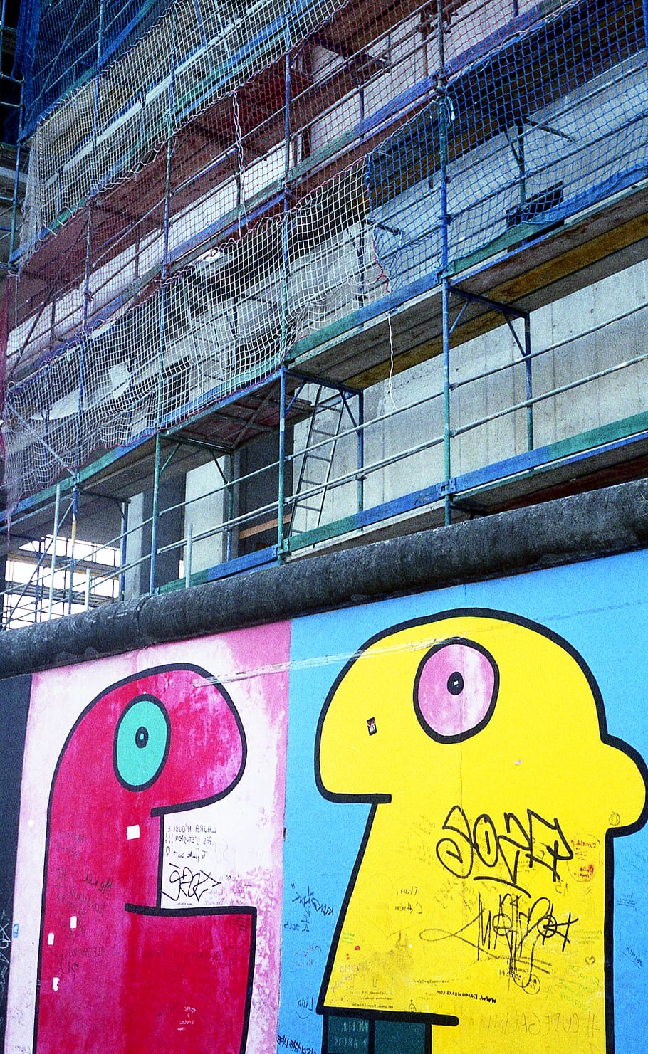 Graffiti Wall With Scaffolding, architectural design, architecture HD wallpaper
