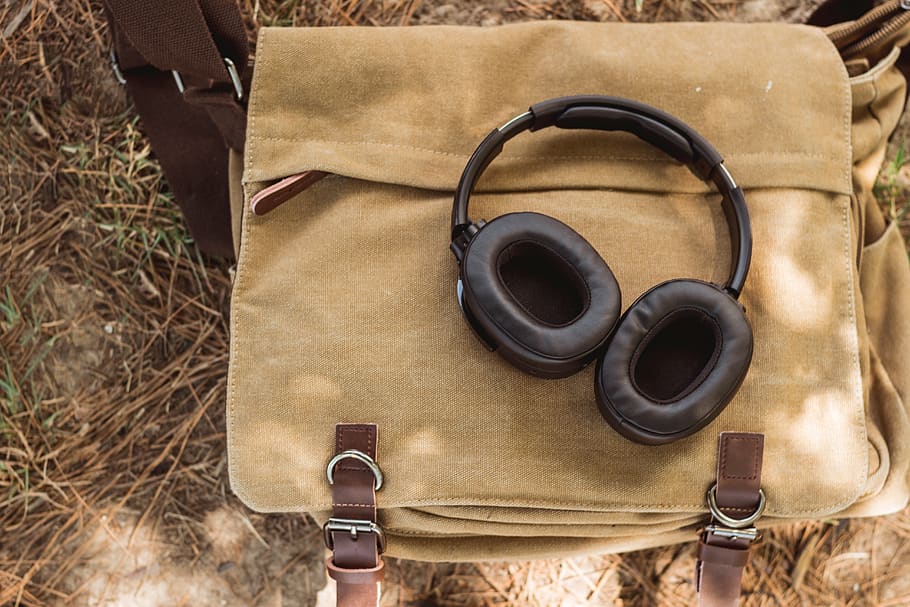 wireless headphones on shoulder bag, united states, baton rouge HD wallpaper