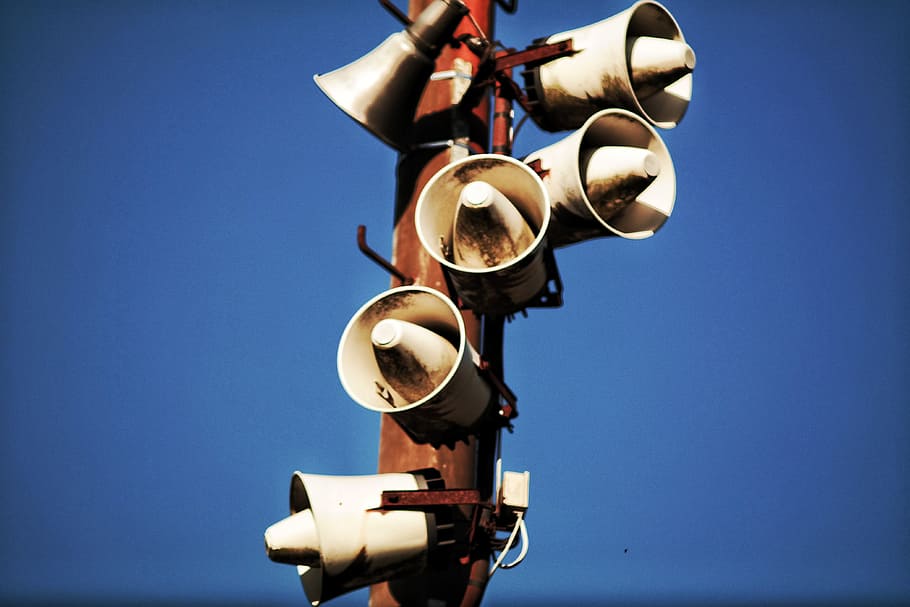 Megaphone Speakers on Wooden Post, audio, blue sky, close -up HD wallpaper