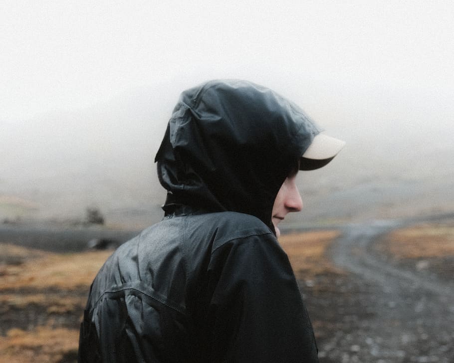 man wearing black hooded jacket facing right side, moody, one person HD wallpaper