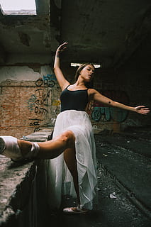 Woman Dancing Ballet in Room, action, active, Bailarina, balance HD wallpaper