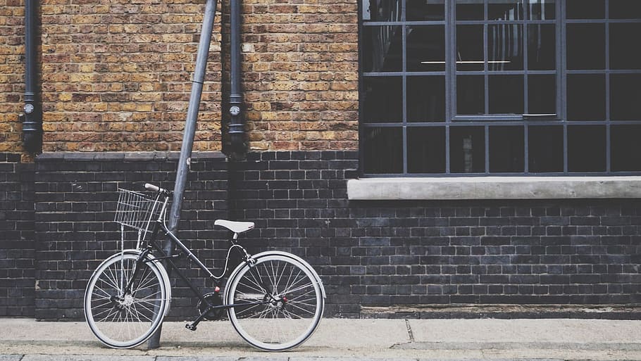 gray and black city bike on street, bicycle, pole, wheel, basket, HD wallpaper