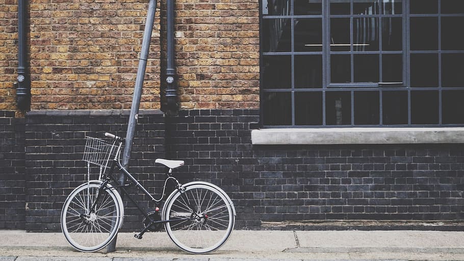 gray and black city bike on street, bicycle, pole, wheel, basket HD wallpaper