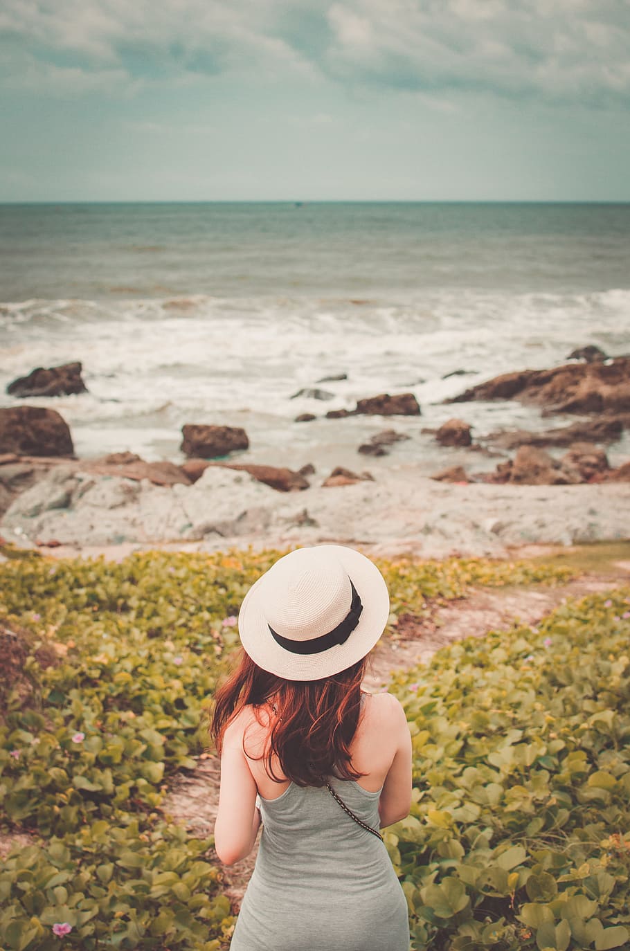 Selective Focus Photography of Woman Wear White Fedora Hat Standing on Green Plant Watching Sea HD wallpaper