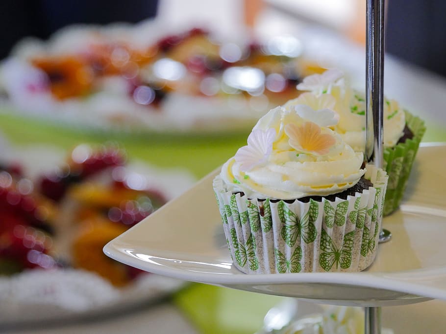 cupcake, pastries, muffins, bake, dessert, sweet, food, delicious HD wallpaper