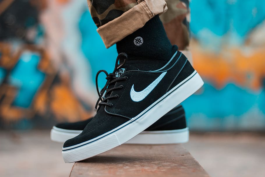 Person in Brown Camouflage Pants and Black Nike Sb Stefan Janoski With Black Socks, HD wallpaper