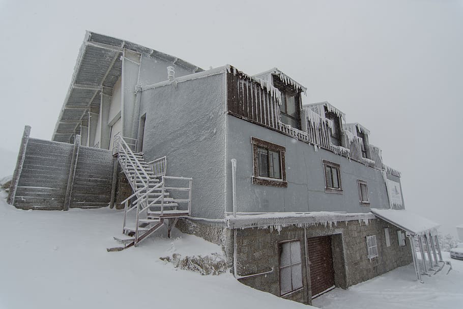 Ice building. Холодно в здании. Snowly Iceberg.