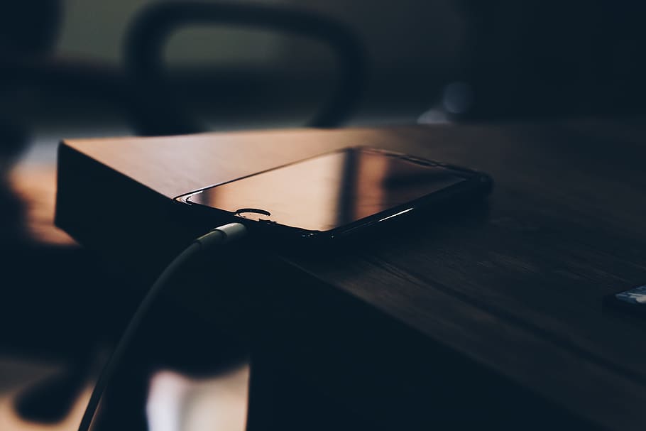 Shallow Focus Photography of Black Iphone 7 on Brown Wooden Table HD wallpaper