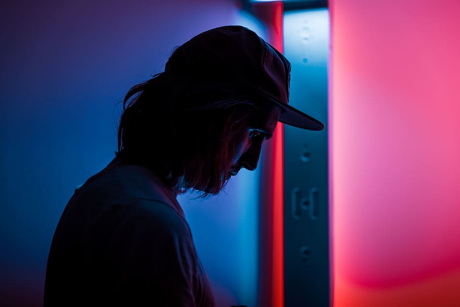 Silhouette of Man Wearing Fitted Cap Near Door, casual, close-up HD wallpaper