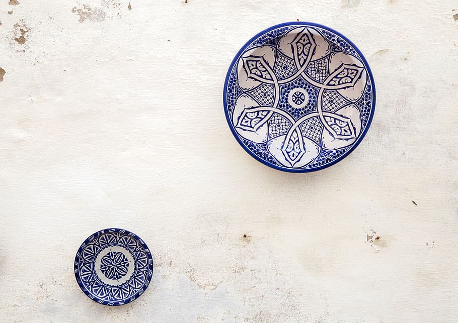 two white-and-blue ceramic dinnerware, circle, no people, wall - building feature HD wallpaper