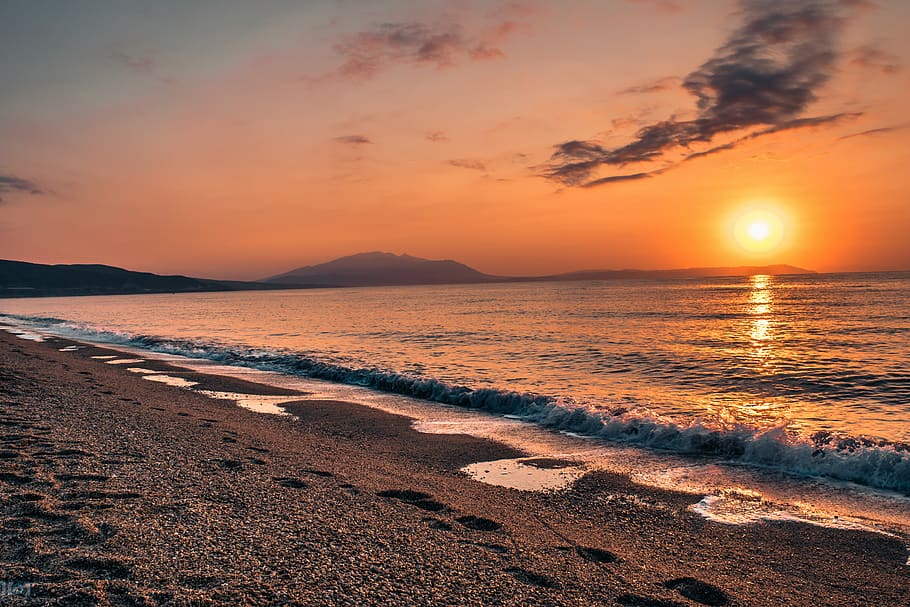 Gray Sand Near Body of Water during Sunset, beach, evening, evening sky HD wallpaper