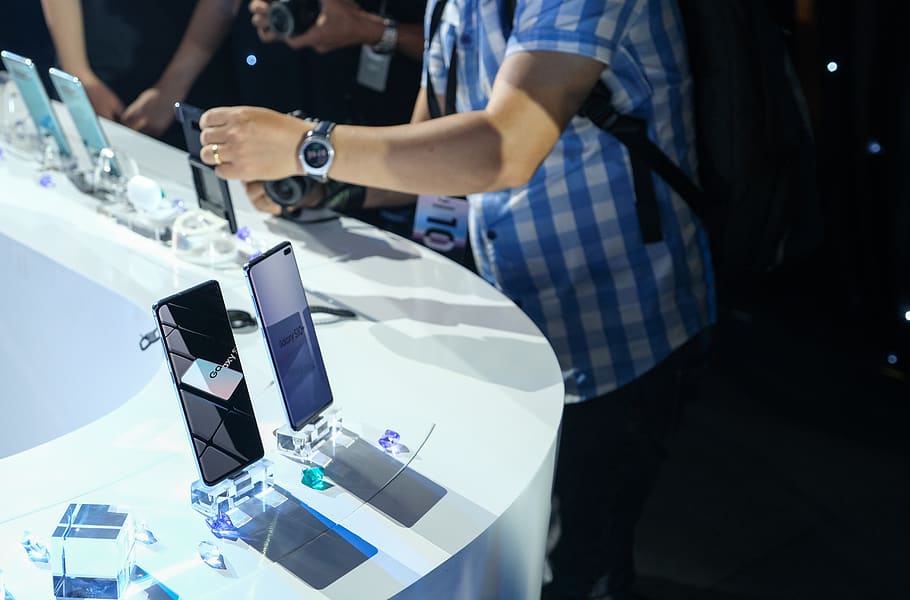 people looking on assorted smartphone displays, human, person HD wallpaper