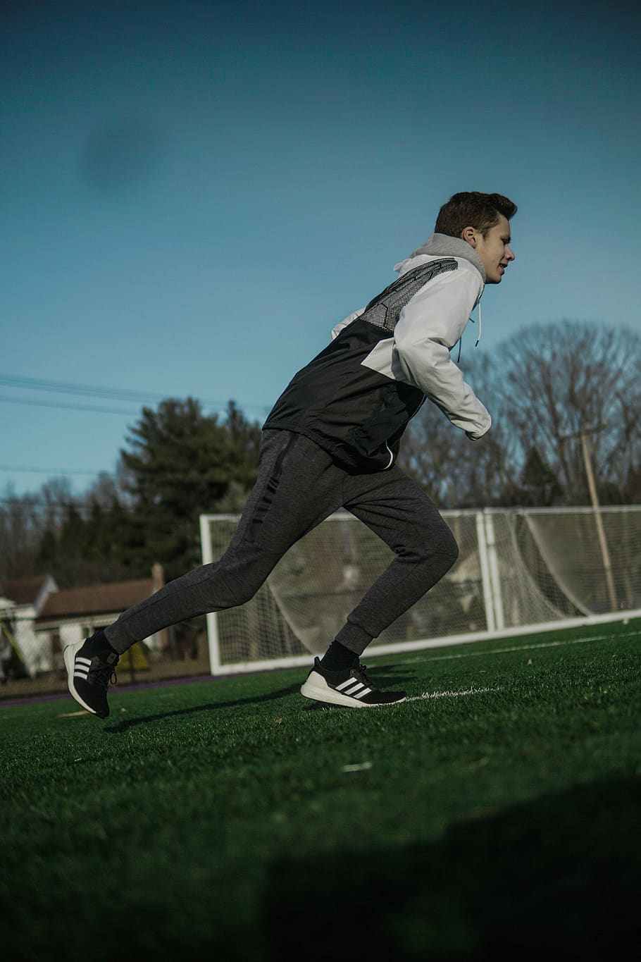 Running field. Человек бежит за человеком. Пробежка по полю футбольному. Спорт бег фото. Бегущий человек игра.