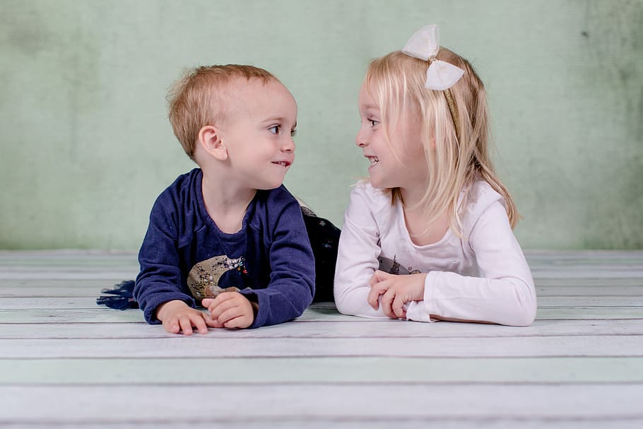 Cute sister. Невинный ребенок. Поздноговорящие дети. Невинное дитя девочке. Картинка восхищение малышом.